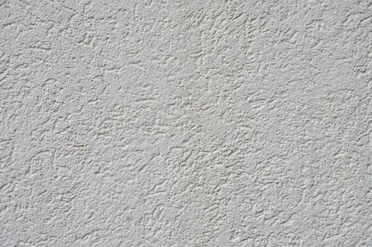 Quels sont les matériaux et les techniques à utiliser pour enduire un mur en plâtre et obtenir une surface lisse et uniforme ?
